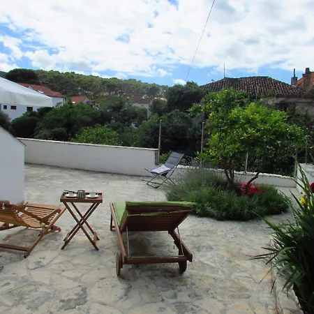 Pjaca Apartment Postira