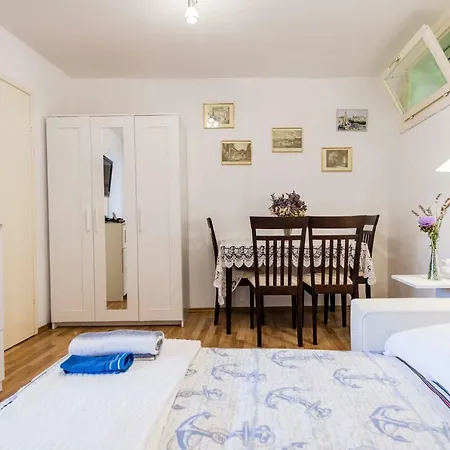 Pjaca Apartment Postira