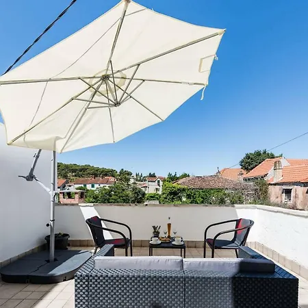 Pjaca Apartment Postira